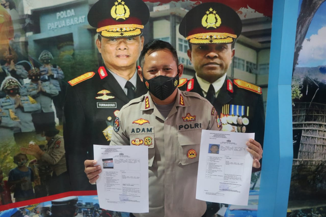 Kabid Humas Kombes Pol Adam Erwindi saat menunjukan pelaku penyerangan