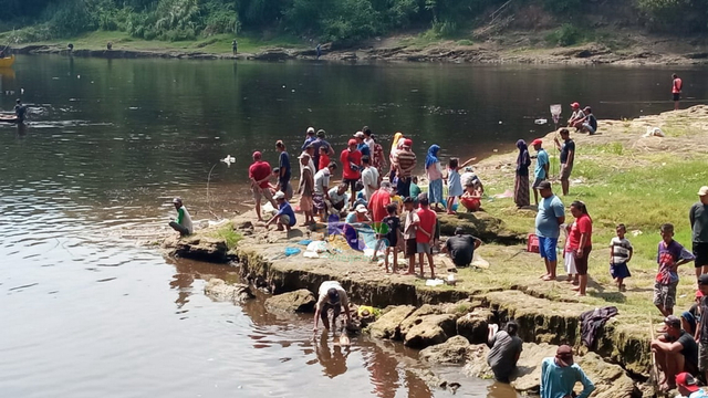 Kondisi air Bengawan Solo di wilayah Kabupaten Blora yang airnya berubah warna menjadi kehitam-hitaman. (foto: priyo/beritabojonegoro)