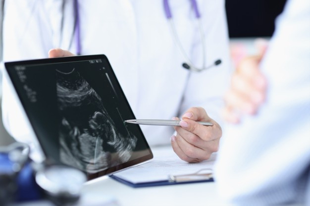 Ilustrasi dokter menerangkan hasil USG kepada ibu hamil. Foto: Freepik