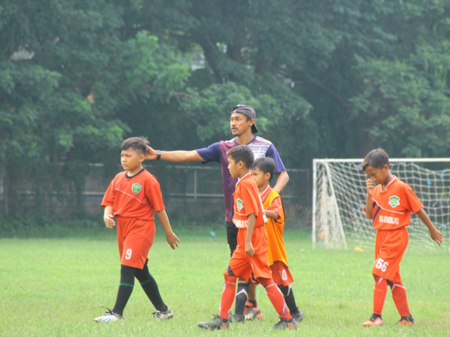 Mat Halil saat melatih anak didiknya di SSB El Faza FC. Foto-foto: Masruroh/Basra