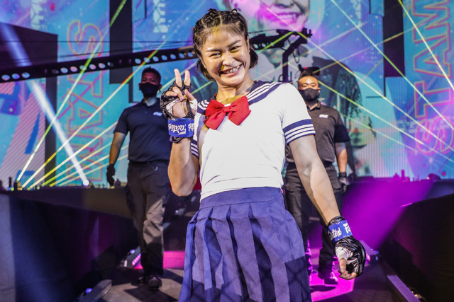 Stamp Fairtex mengenakan seragam sailormoon saat walkout menuju Circle di ajang ONE: EMPOWER pada 3 September lalu. Foto: ONE Championship