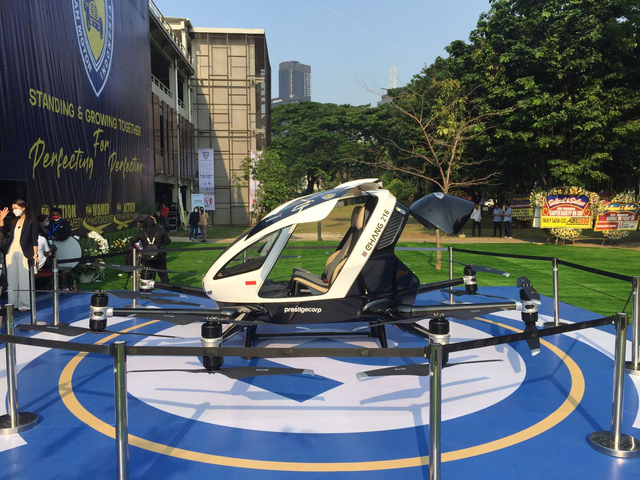 Taksi terbang EHang 216 tampil perdana di Senayan, Jakarta, Jumat (10/9). Foto: Ghulam Muhammad Nayazri / kumparan