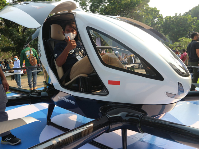 Redaksi kumparanOTO menjajal kursi penumpang taksi terbang EHang 216 di Senayan, Jumat (10/9). Foto: Dok. Istimewa