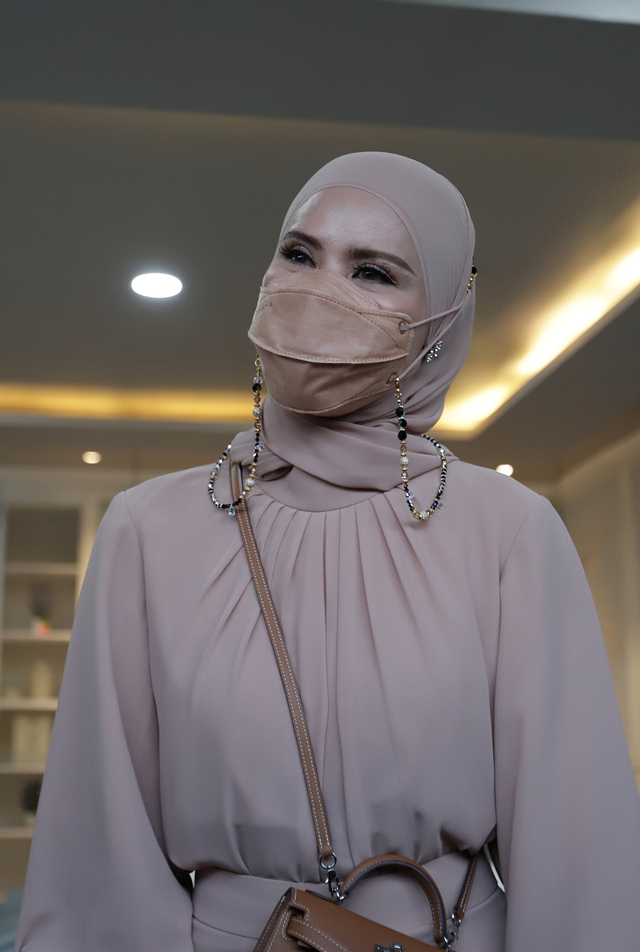 Artis Angel Lelga saat ditemui wartawan di kawasan Gandaria, Kebayoran Baru, Jakarta, Jumat, (10/9). Foto: Ronny