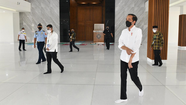 Presiden Joko Widodo (kanan) usai meresmikan Kampus Terpadu Madrasah Mu'allimin Muhammadiyah di Sedayu, Kabupaten Bantul, Jumat (10/9). Foto: Agus Suparto/Istana Presiden