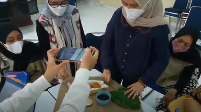Peserta UMKM sedang melakukan praktik pembuatan media promosi di Aula Jurusan Teknik Grafika Penerbitan pada Jumat (10/9/2021). (Kredit foto: Indah Utami)