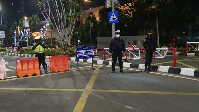 Kegiatan Pengalihan arus lalu lintas pos PPKM Kawasan SCBD Jakarta Selatan. Foto: Twitter/@TMCPoldaMetro