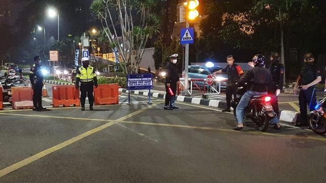 Kegiatan Pengalihan arus lalu lintas pos PPKM Kawasan SCBD Jakarta Selatan. Foto: Twitter/@TMCPoldaMetro