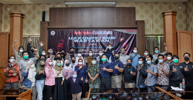 Peserta dan penguji Uji Kompetensi Wartawan Tugu Media Group x Solopos Institute. Foto: Rubianto