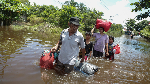 Warga menerobos banjir yang merendam permukiman sekitar rumahnya di Jalan Kelud, Kasongan, Kabupaten Katingan, Kalimantan Tengah, Jumat (10/9/2021). Foto: Makna Zaezar/ANTARA FOTO
