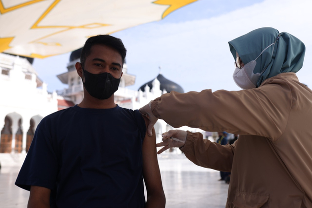 Penyuntikan vaksin untuk warga di Banda Aceh. Foto: Suparta/acehkini
