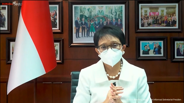 Menlu Retno Marsudi memberikan keterangan terkait kedatangan Vaksin COVID-19 Tahap 56 di Bandara Internasional Soekarno-Hatta, Tangerang, Banten, Sabtu (11/9). Foto: Youtube/Sekretariat Presiden