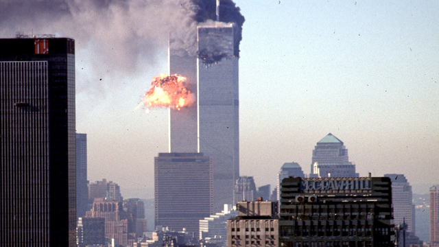 Sebuah pesawat komersial yang dibajak menghantam World Trade Center di New York, AS, pada 11 September 2001. Foto: SETH MCALLISTER/AFP