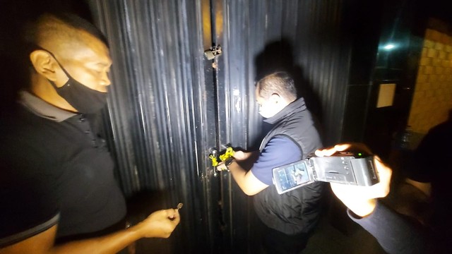 Dirnarkoba Polda Metro Jaya segel 2 tempat karaoke di Jakut dan Tangsel. Foto: Dok. Istimewa