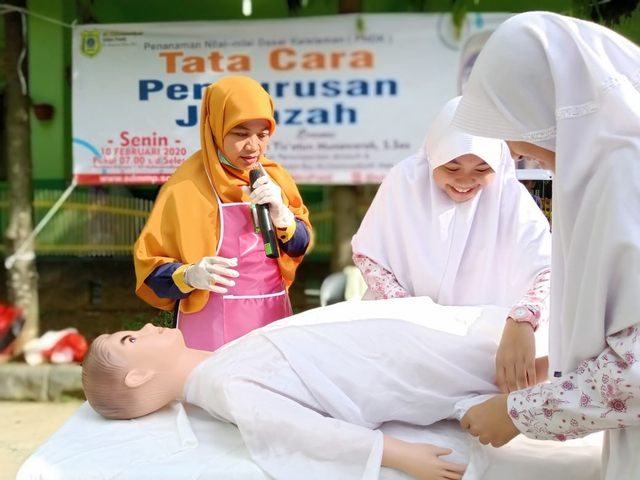 Niat memandikan jenazah. Sumber: rsumm.co.id