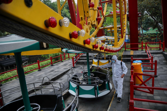 Petugas melakukan penyemprotan disinfektan di salah satu wahana di kawasan Ancol, Sabtu (11/9/2021). Foto: Aditia Noviansyah/kumparan