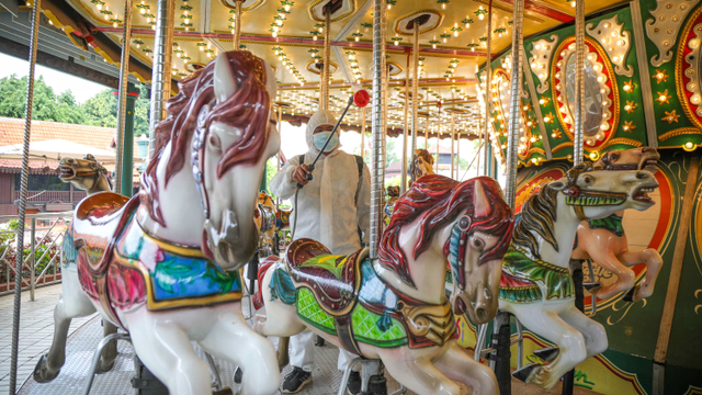 Petugas melakukan penyemprotan disinfektan di salah satu wahana di kawasan Ancol, Sabtu (11/9/2021). Foto: Aditia Noviansyah/kumparan