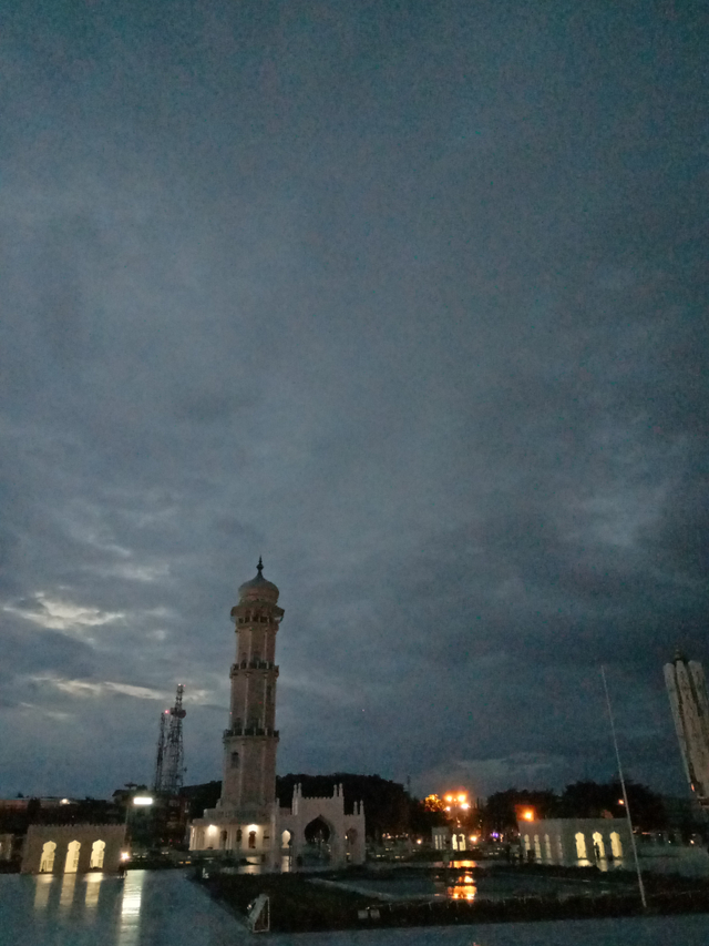 Suasana subuh di Masjid Raya Baiturrahman. (Dok. Pribadi)