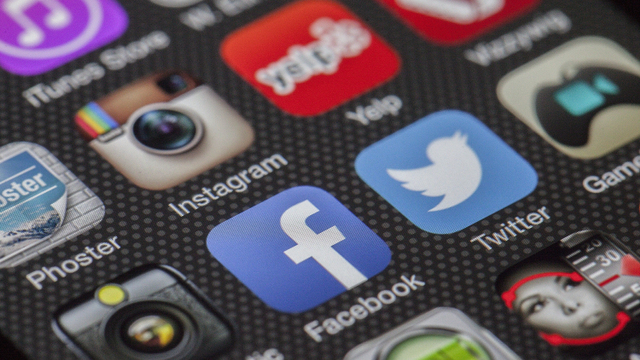 Media sosial yang menjadi aplikasi wajib pada zaman modern. Credits to pexels.com