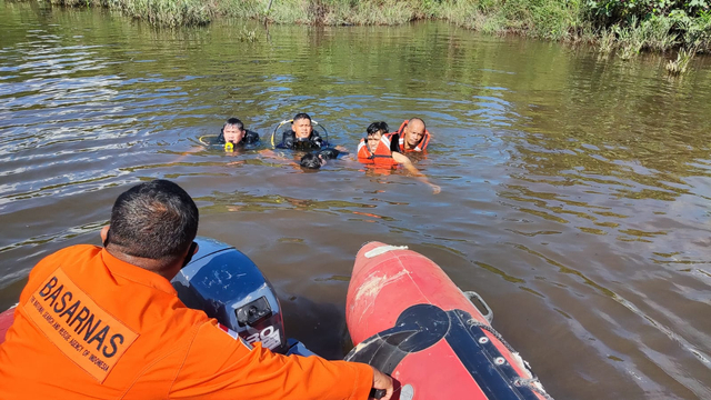 Tim melakukan evakuasi terhadap korban. Foto: Istimewa.