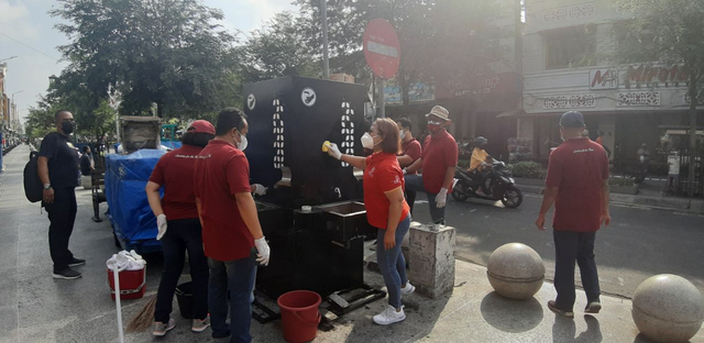 Pekerja hotel di Kota Yogyakarta saat membersihkan wastafel di Kawasan Malioboro untuk menyambut wisatawan. Foto: Len/Tugu Jogja