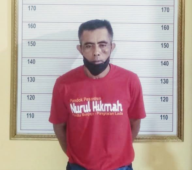 Pelaku pemerkosaan ibu hamil dengan modus rukiah saat diamankan di Mapolres Kotawaringin Barat. (FOTO: Dokumen Polisi).