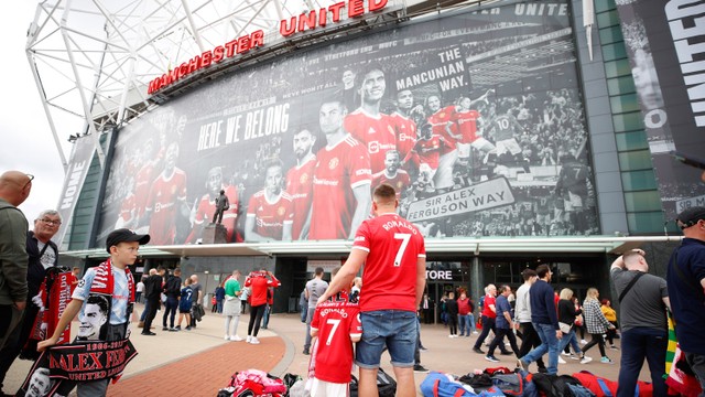 Fans Manchester United ramai-ramai pakai jersi nomor 7 jelang debut kedua Ronaldo di Old Trafford. Foto: Phil Noble/Reuters