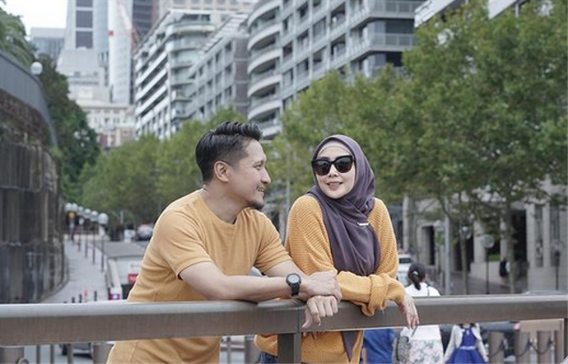Arie Untung dan sang istri. Instagram @ariekuntung