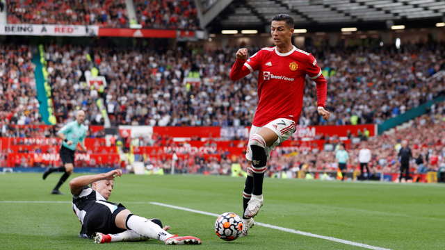Pemain Manchester United Cristiano Ronaldo berusaha melewati pemain Newcastle United pada pertandingan Liga Inggris di Old Trafford, Manchester, Inggris.

 Foto: Phil Noble/REUTERS
