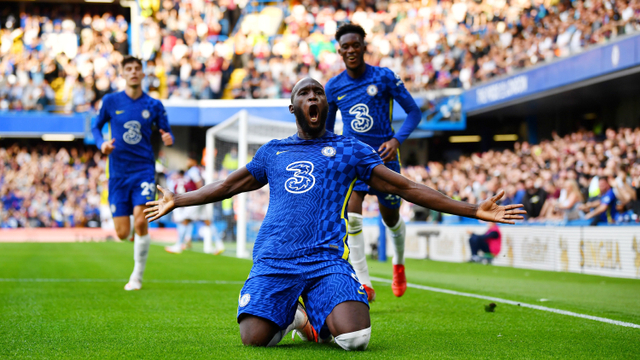 Selebrasi pemain Chelsea Romelu Lukaku usai mencetak gol ke gawang Aston Villa pada pertandingan Liga Inggris di Stamford Bridge, London, Inggris. Foto: Dylan Martinez/REUTERS