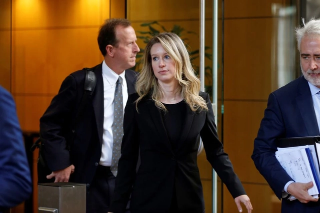 Mantan CEO Theranos Elizabeth Holmes pergi setelah sidang di pengadilan federal di San Jose, California, AS. REUTERS/Stephen Lam