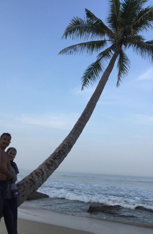 Saya bersama suami saat sedang berolahraga di pantai. dok: pribadi 