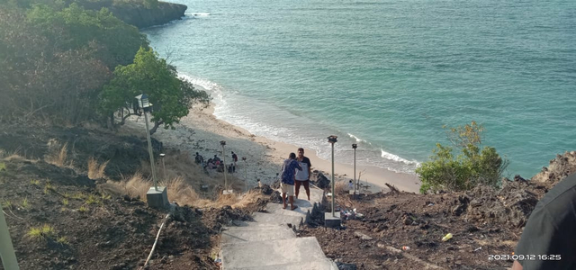 Pantai Tanjung Kajuwulu. Foto : Athy Meaq