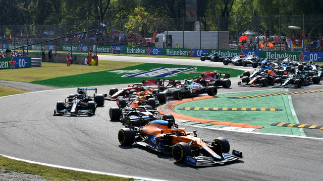 Pembalap McLaren Daniel Ricciardo memimpin saat balapan F1 Grand Prix Italia di Autodromo Nazionale Monza, Monza, Italia, Minggu (12/9/2021). Foto: Jennifer Lorenzini/Reuters
