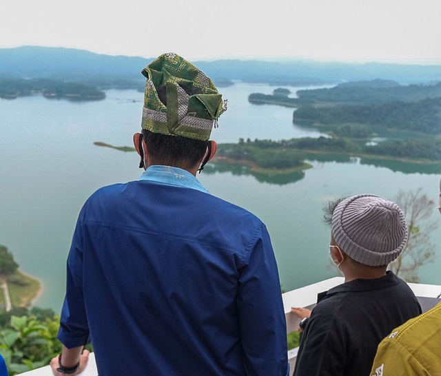 Sandiaga Uno saat menikmati keindahan Puncak Kompe di Kabupaten Kampar, Riau, Minggu (13/9). Foto: Dok. Kemenparekraf