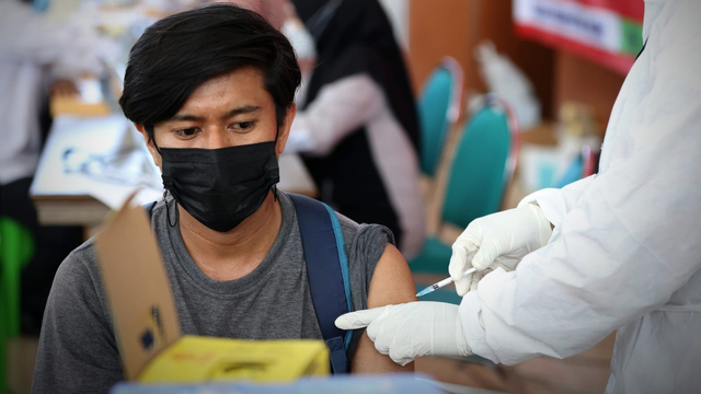 Warga Aceh menjalani vaksinasi. Foto: Suparta/acehkini