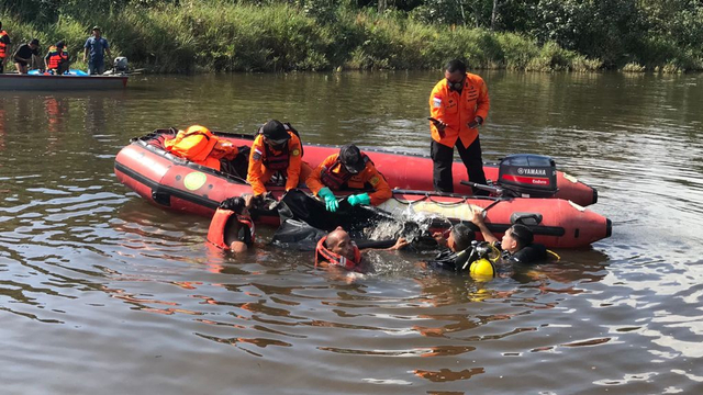 Proses evakuasi korban Wahyu usai ditemukan. Foto: Istimewa