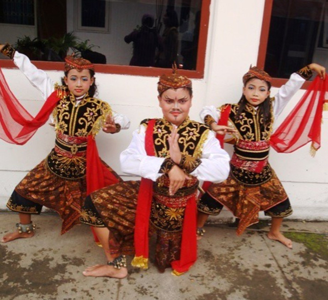 Flickr.com - Contoh tarian yang gerakannya kuat dan lincah 