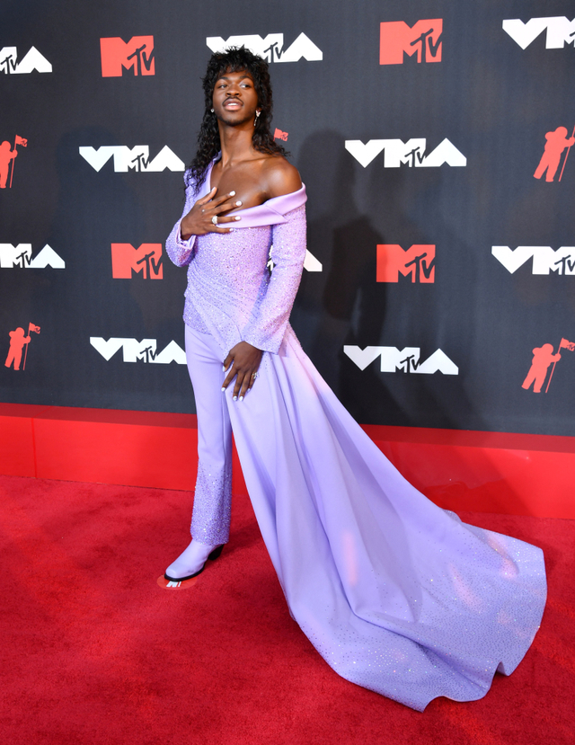 Aktor dan penyanyi AS Lil Nas X tiba di MTV Video Music Awards 2021 di Barclays Center di Brooklyn, New York, Minggu (12/9/2021). Foto:  Angela Weiss/AFP