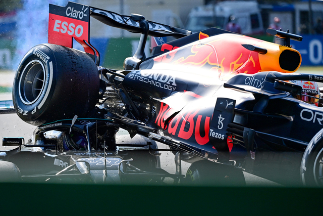 Pembalap Mercedes Inggris Lewis Hamilton (kiri) dan pebalap Red Bull Belanda Max Verstappen bertabrakan saat Grand Prix F1 Italia di sirkuit Autodromo Nazionale di Monza. Foto: Andrej Isakovic/AFP