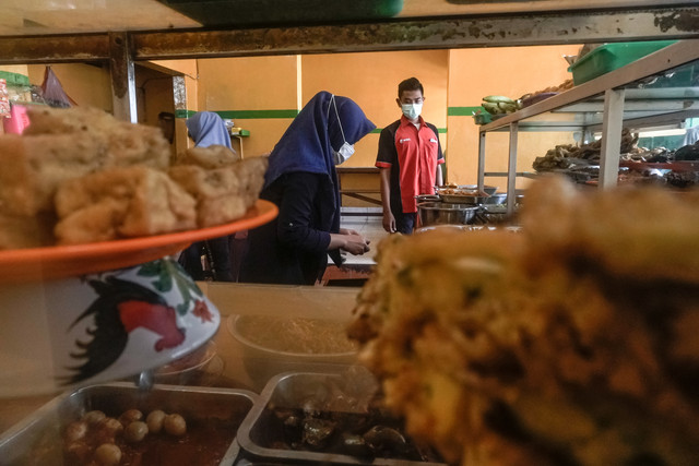 Pedagang melayani pembeli di salah satu warung makan di kawasan Kemang, Jakarta Selatan, Senin (13/9). Foto: Iqbal Firdaus/kumparan
