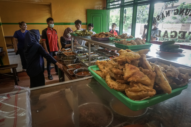 Pedagang melayani pembeli di salah satu warung makan di kawasan Kemang, Jakarta Selatan, Senin (13/9).  Foto: Iqbal Firdaus/kumparan