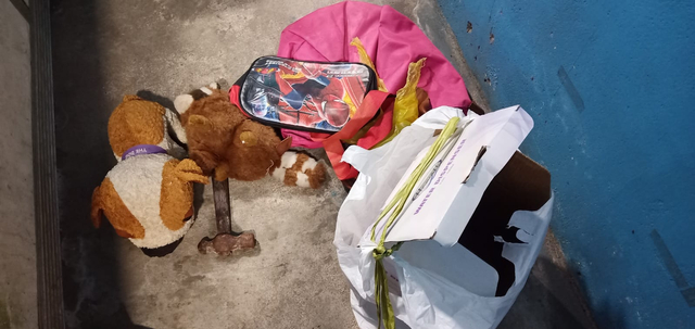 Barang-barang yang ada di dalam kotak yang dibeli oleh driver ojol di Pontianak. Foto: Dok Hi!Pontianak