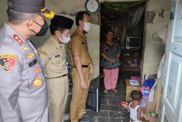 Kepala Puskesmas Debong Lor dr. Fikrie El Mujadi saat bersama Kapolres Tegal Kota AKBP Rahmad Hidayat melihat langsung konsisi VF balita yang gemar memakan tanah di kediamannya di Kelurahan Debong Lor, Tegal Barat, Senin (13/9/2021). (Foto: Setyadi)