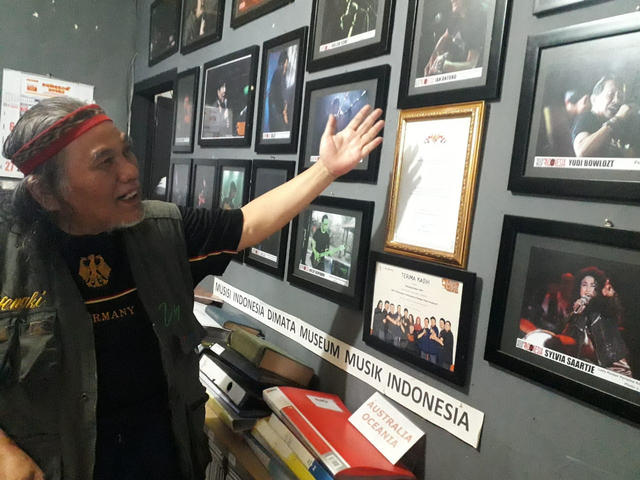 Pendiri MMI, Hengki Herwanto saat menunjukkan koleksi koleksi MMI. Foto: M Sholeh