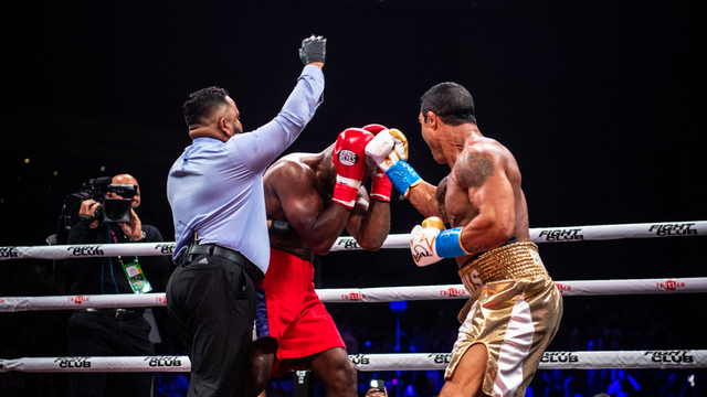 Mantan petinju profesional AS Evander Holyfield (merah) bertarung melawan seniman bela diri Brasil Vitor Belfort (kuning) selama pertarungan tinju di Hard Rock Live di Hollywood, Florida pada 11 September 2021. Foto: CHANDAN KHANNA/AFP