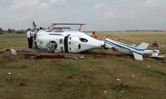 Helikopter milik Balai Besar Kalibrasi Fasitas Penerbangan tipe Bell 429 PK-CAW terguling di landasan Bandara Budiarto, Curug, Tangerang. Foto: Dok. Istimewa