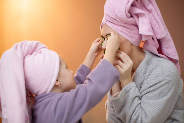 Ilustrasi anak maskeran bersama ibunya. Foto: Freepik