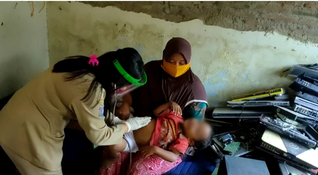 Dokter memeriksa kondisi balita yang hobi memakan pecahan tembok di Kota Tegal, Senin (13/9/2021). (Foto: Setyadi)