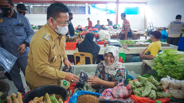 Wali Kota Banda Aceh bagikan masker kepada pedagang. Foto: Humas Banda Aceh